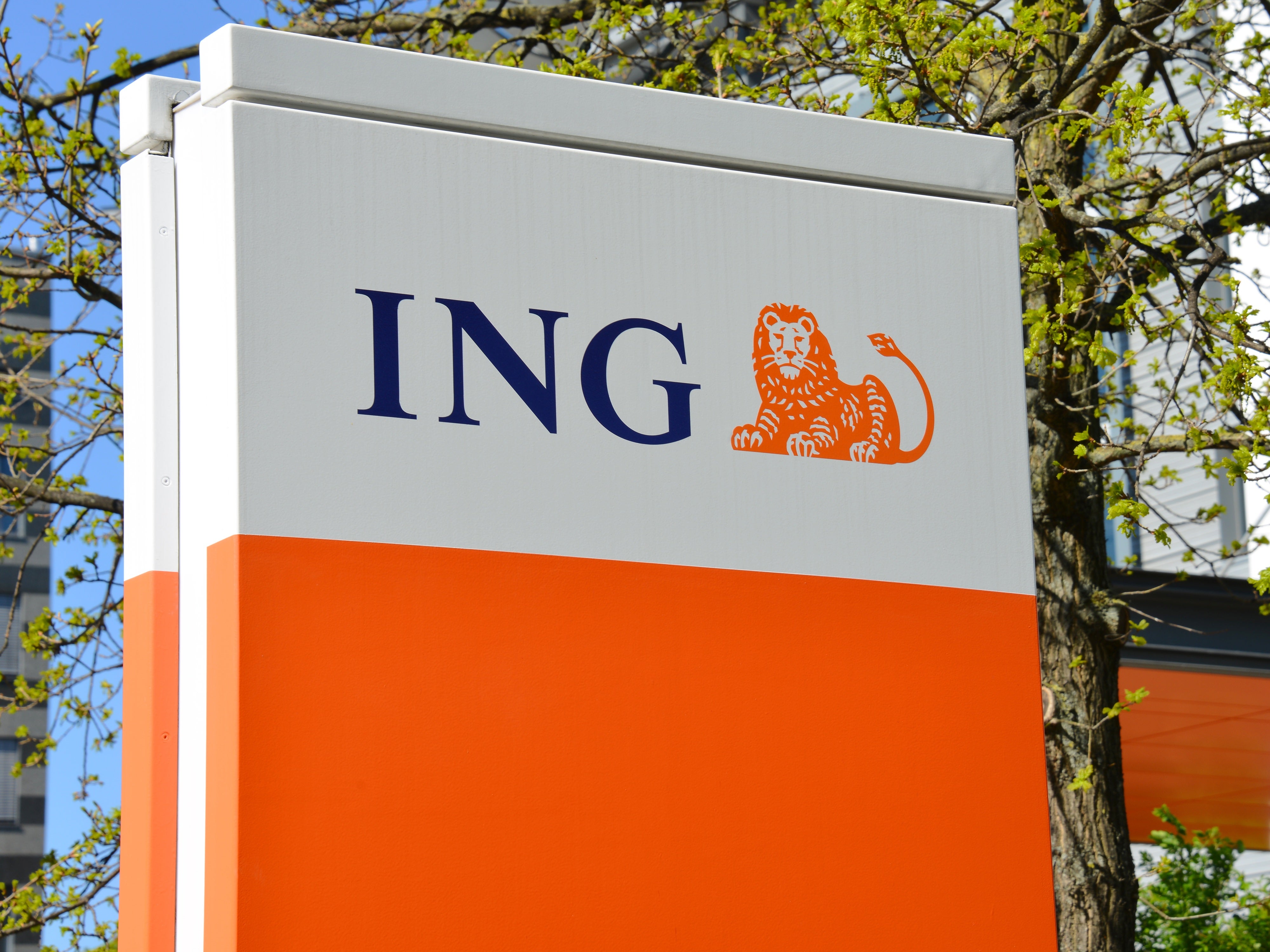 ING-Logo auf einem Pfosten