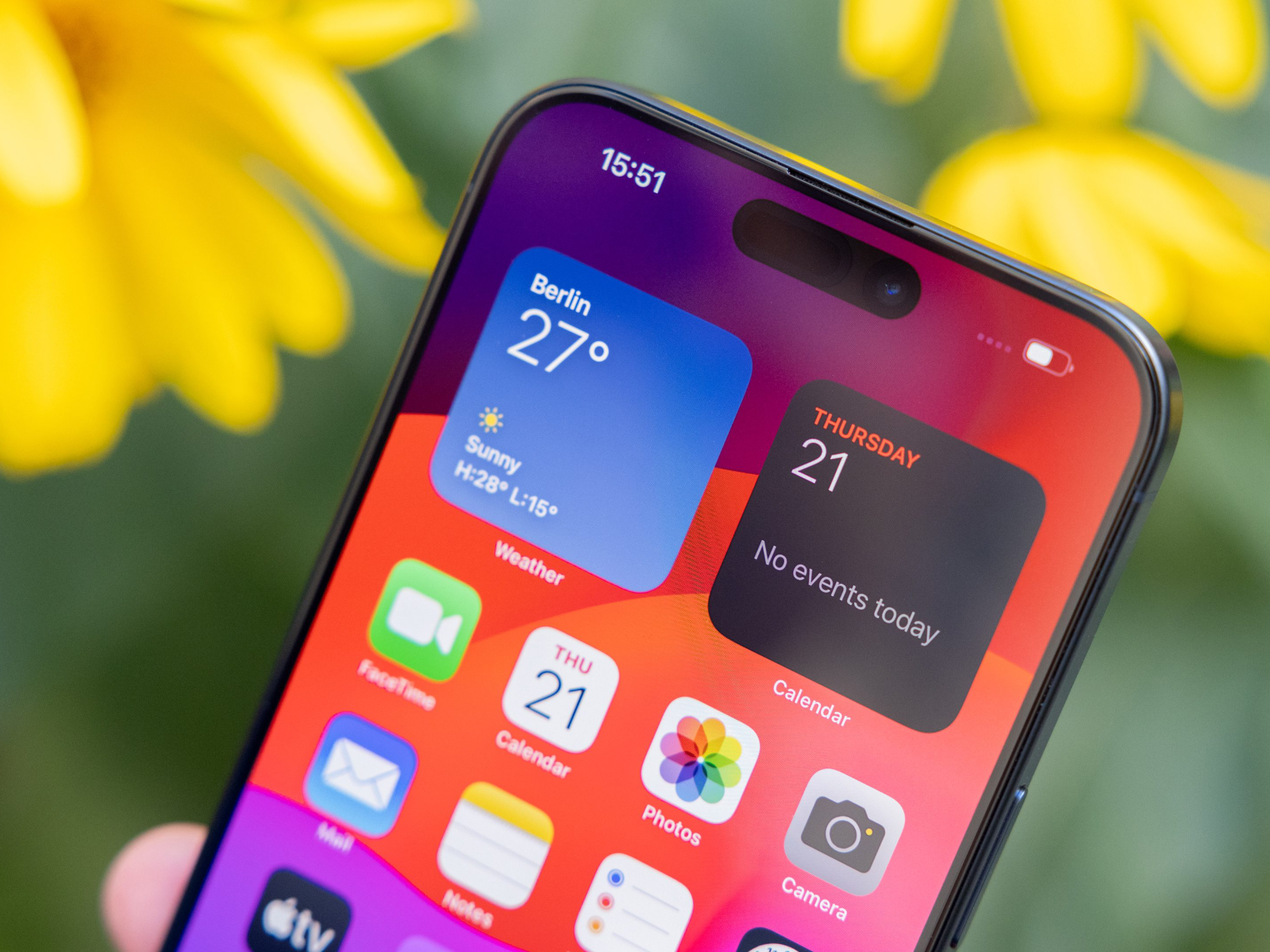 iPhone 15 Pro Max vor hübschen Blumen