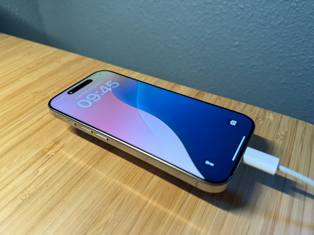 iPhone 16 Pro mit USB-C-Ladekabel