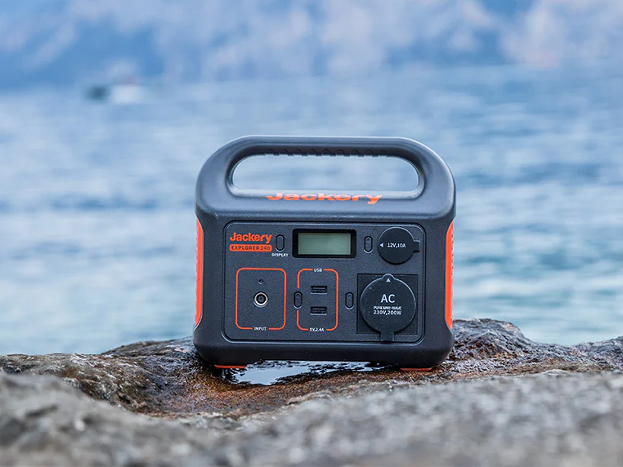 Jackery Explorer 240 Powerstation an einem See