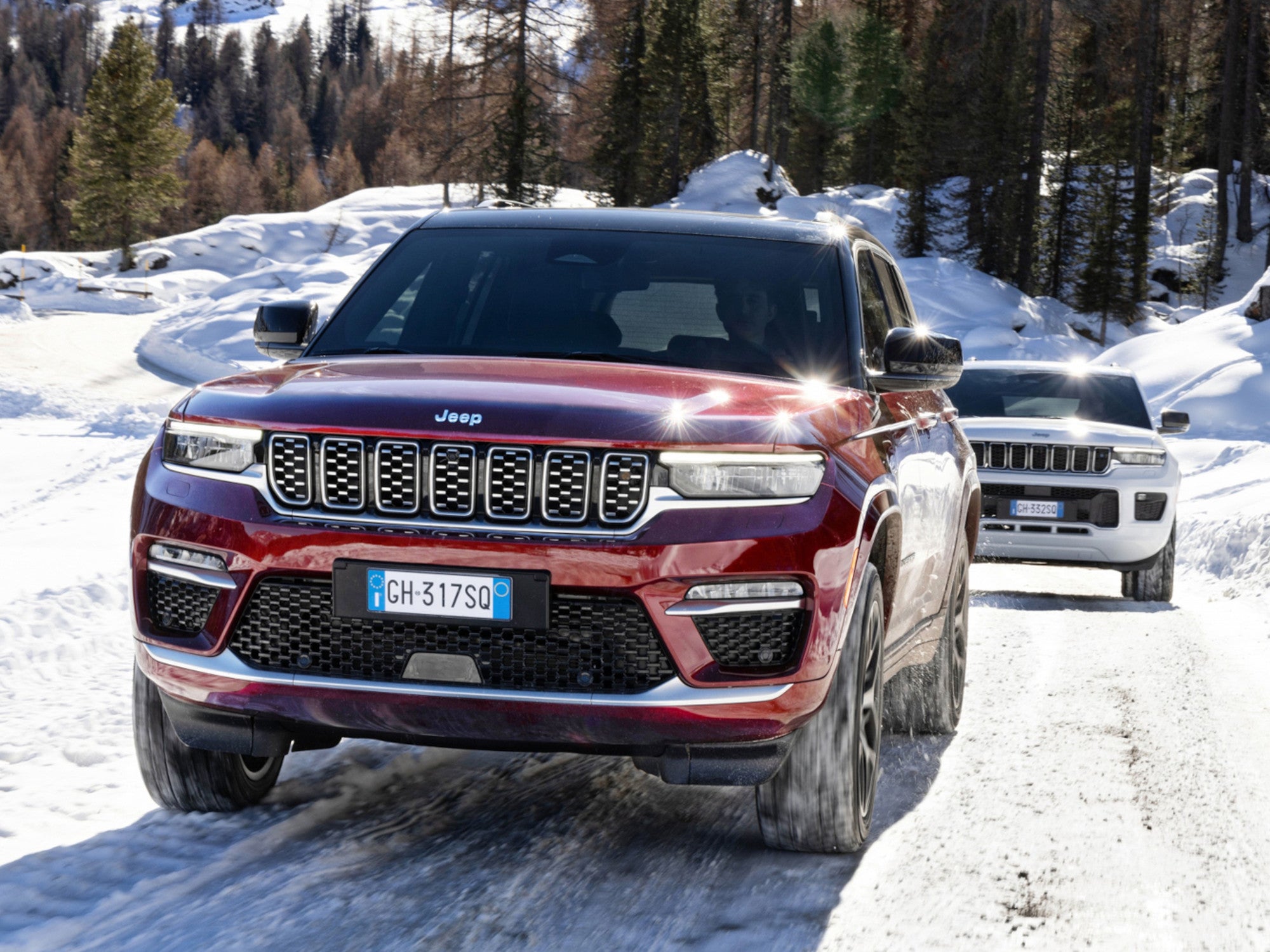 Jeep Grand Cherokee in Schneelandschaft.