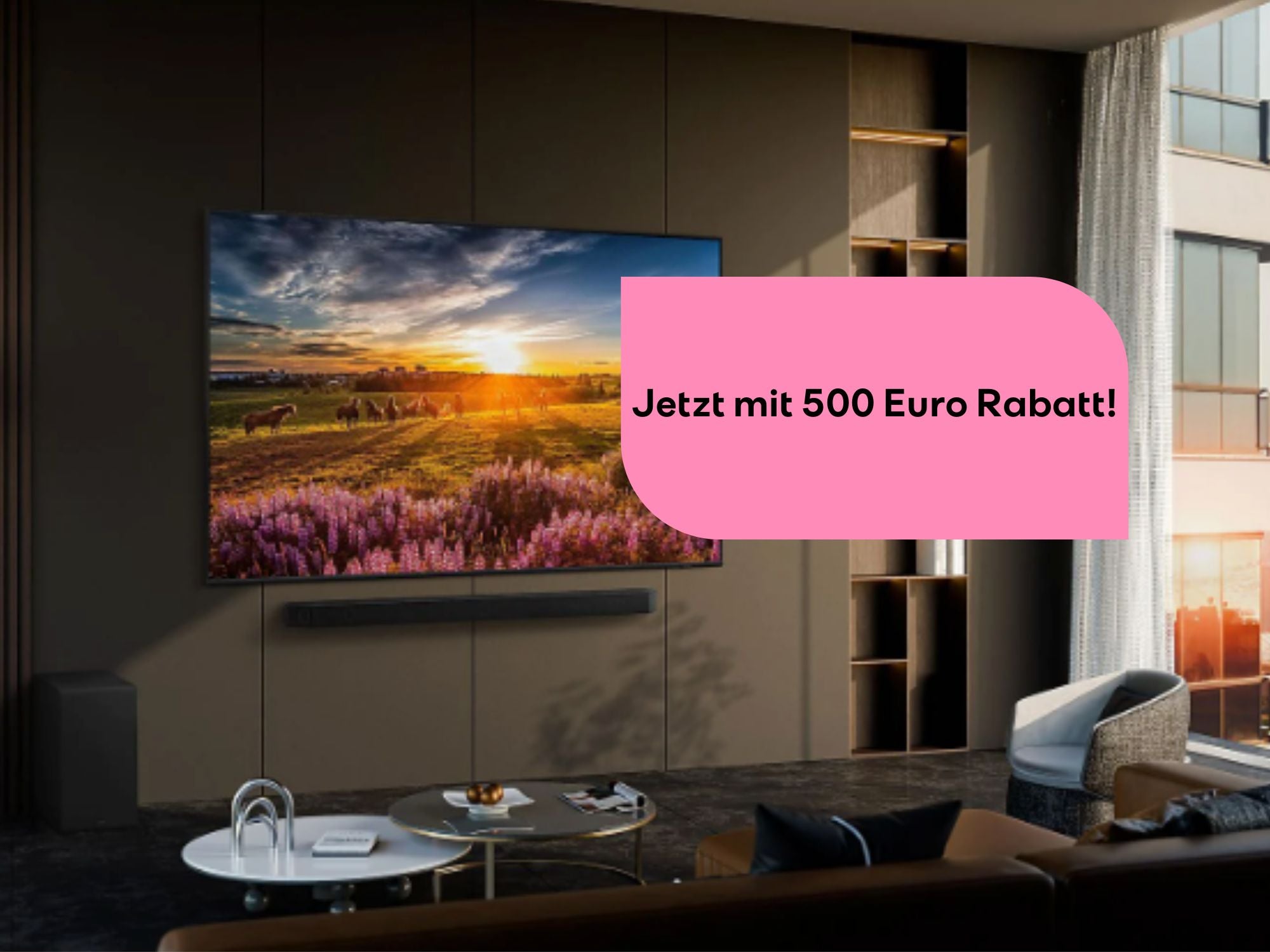 Samsung Fernseher hängt an der Wand in einem Wohnzimmer