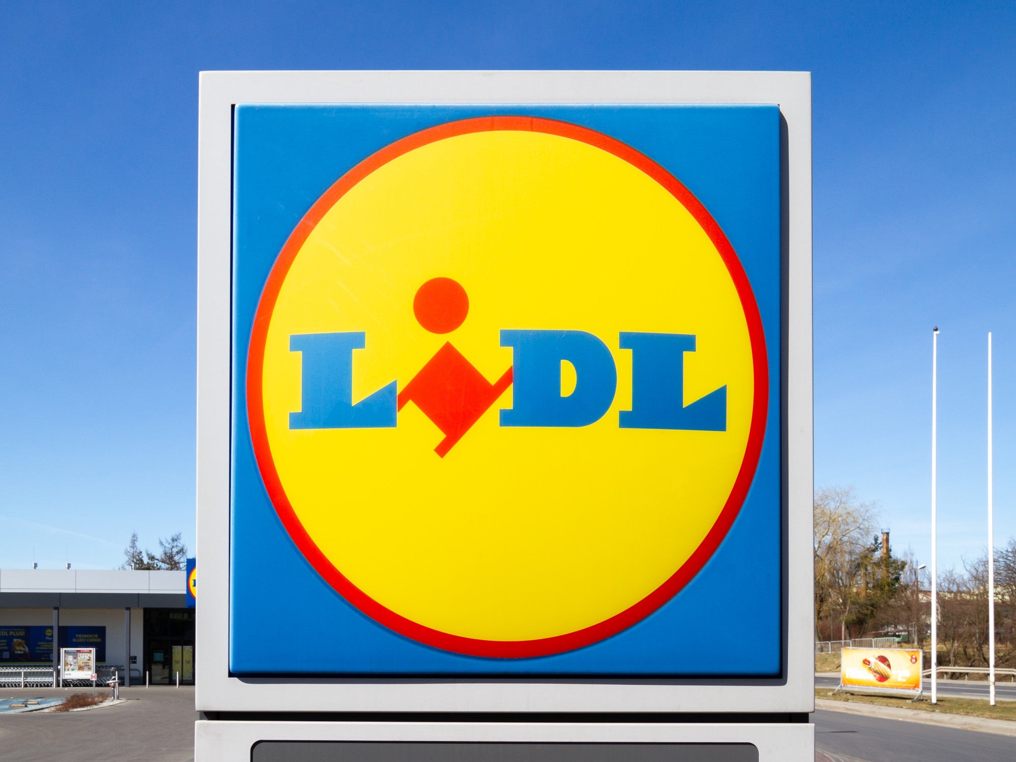 Lidl-Logo an einer Filiale.
