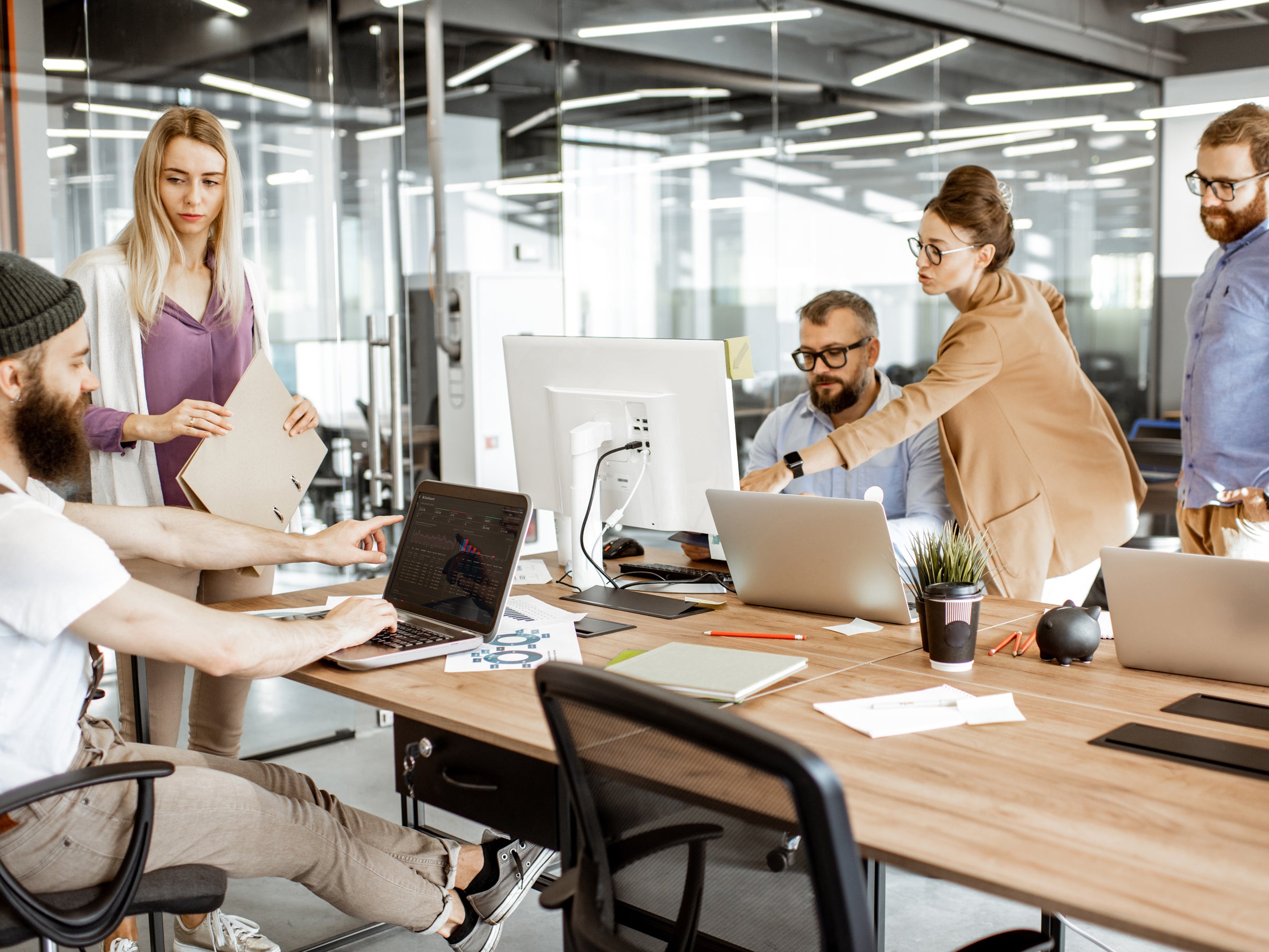 Arbeits-Kollegen-arbeiten-mit-Laptops