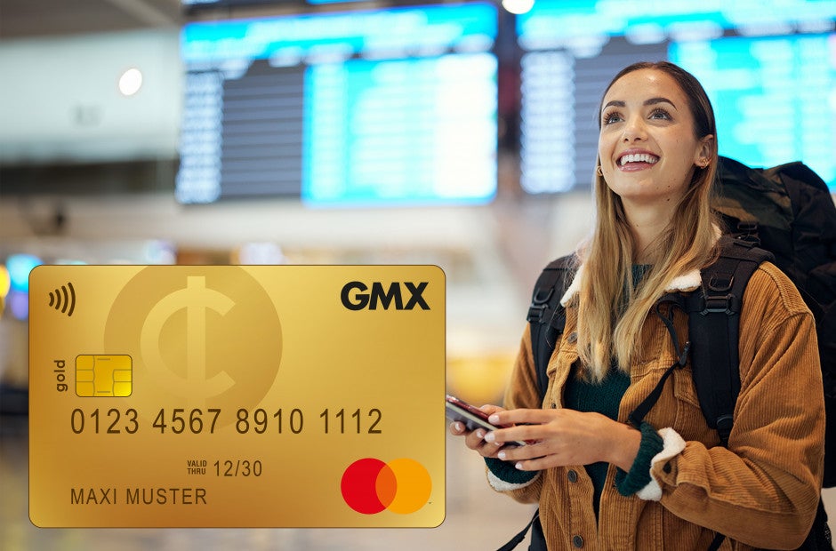 Mastercard Gold von GMX mit einer Frau an einem Flughafen im Hintergrund.