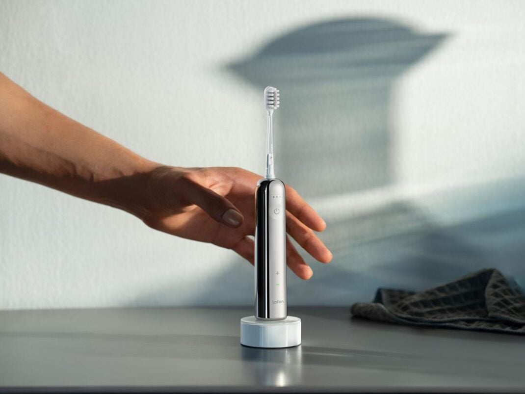 Die elektrische Zahnbürste Laifen Wave in der Edelstahl-Variante