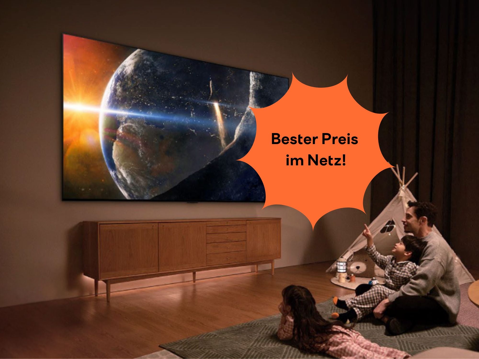 Fernseher von LG hängt an einer Wand. Mann mit zwei Kindern sitzt davor