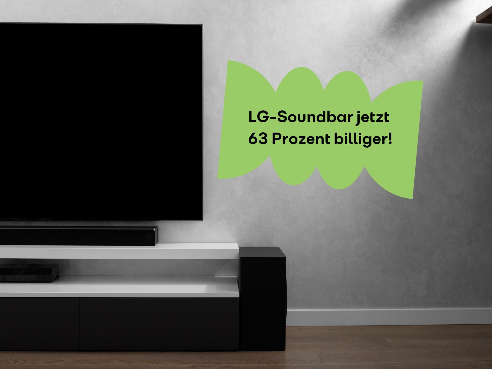 Fernseher mit Soundbar steht auf einem Schränkchen.