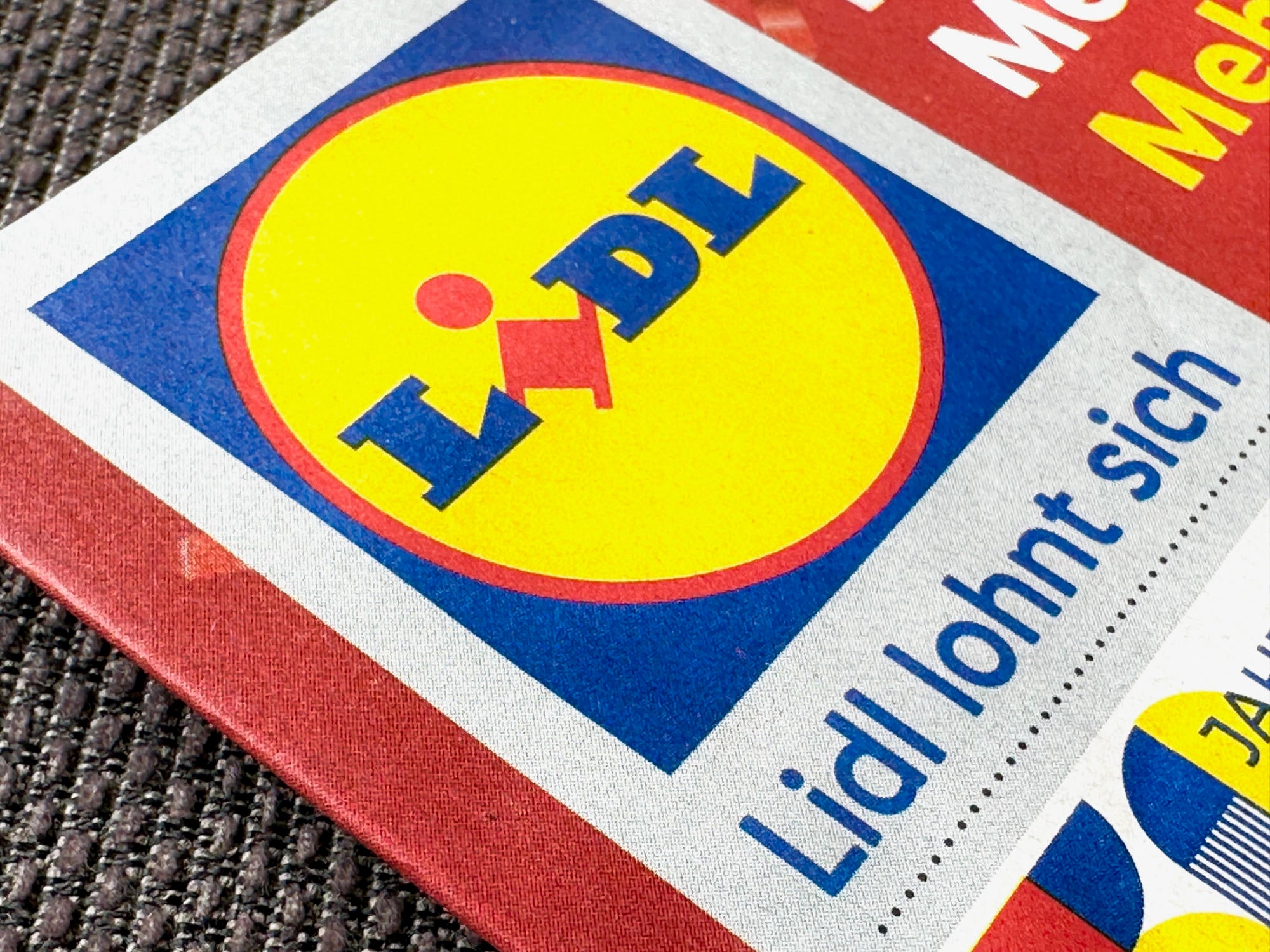 Lidl Logo auf einem Lidl Prospekt.