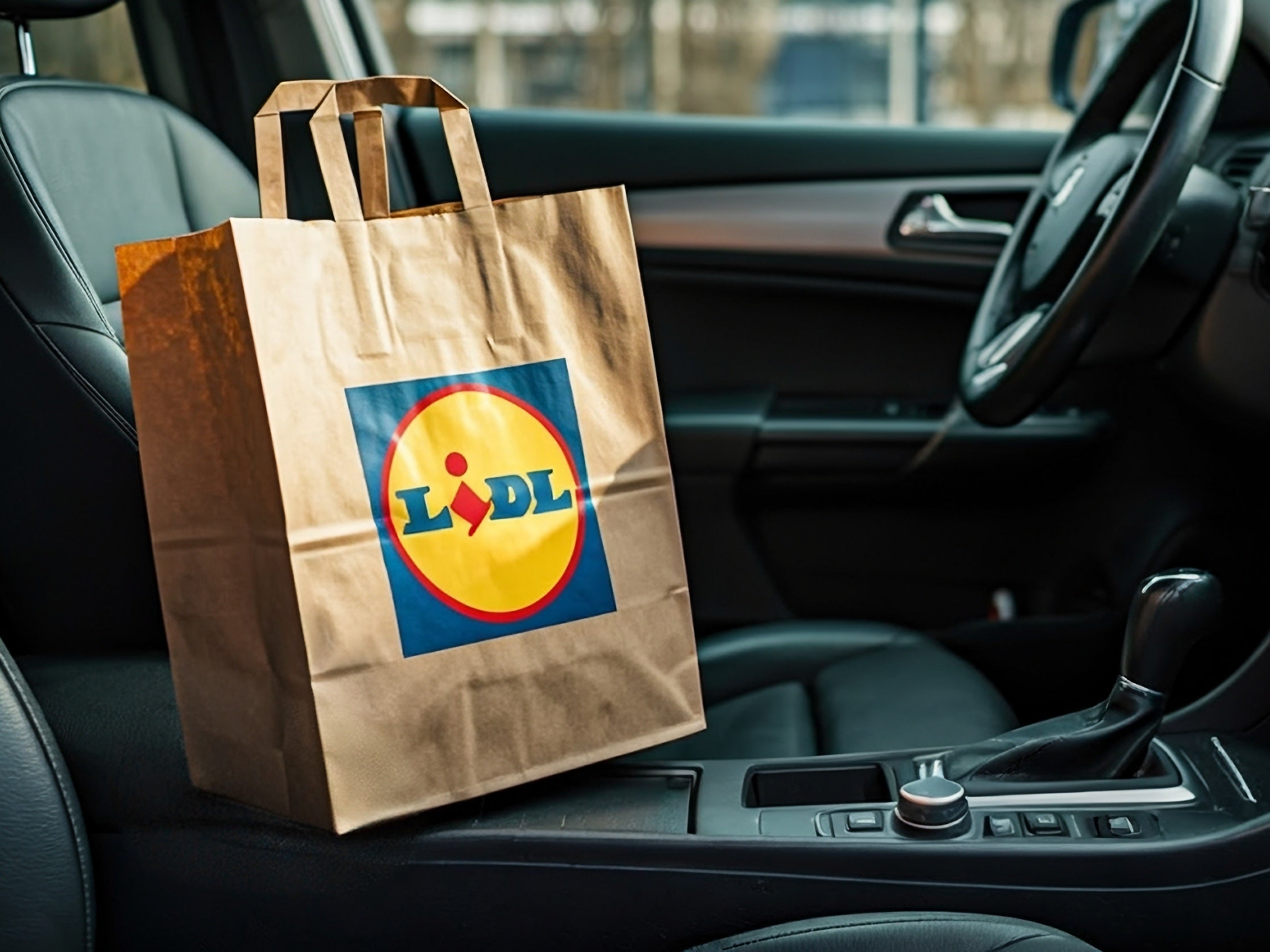 Lidl-Tüte im Auto