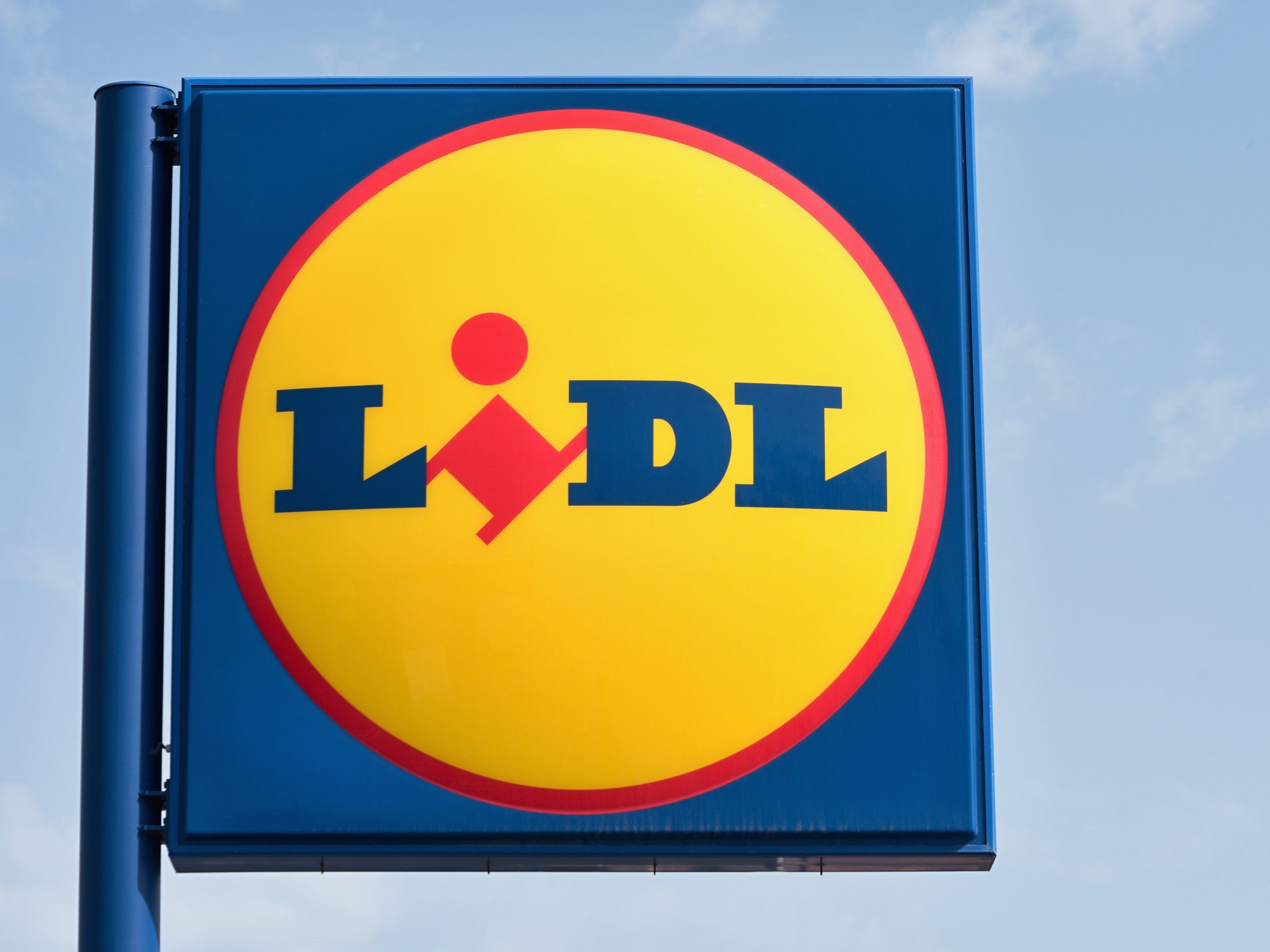 Lidl-Logo auf einem Straßenschild.