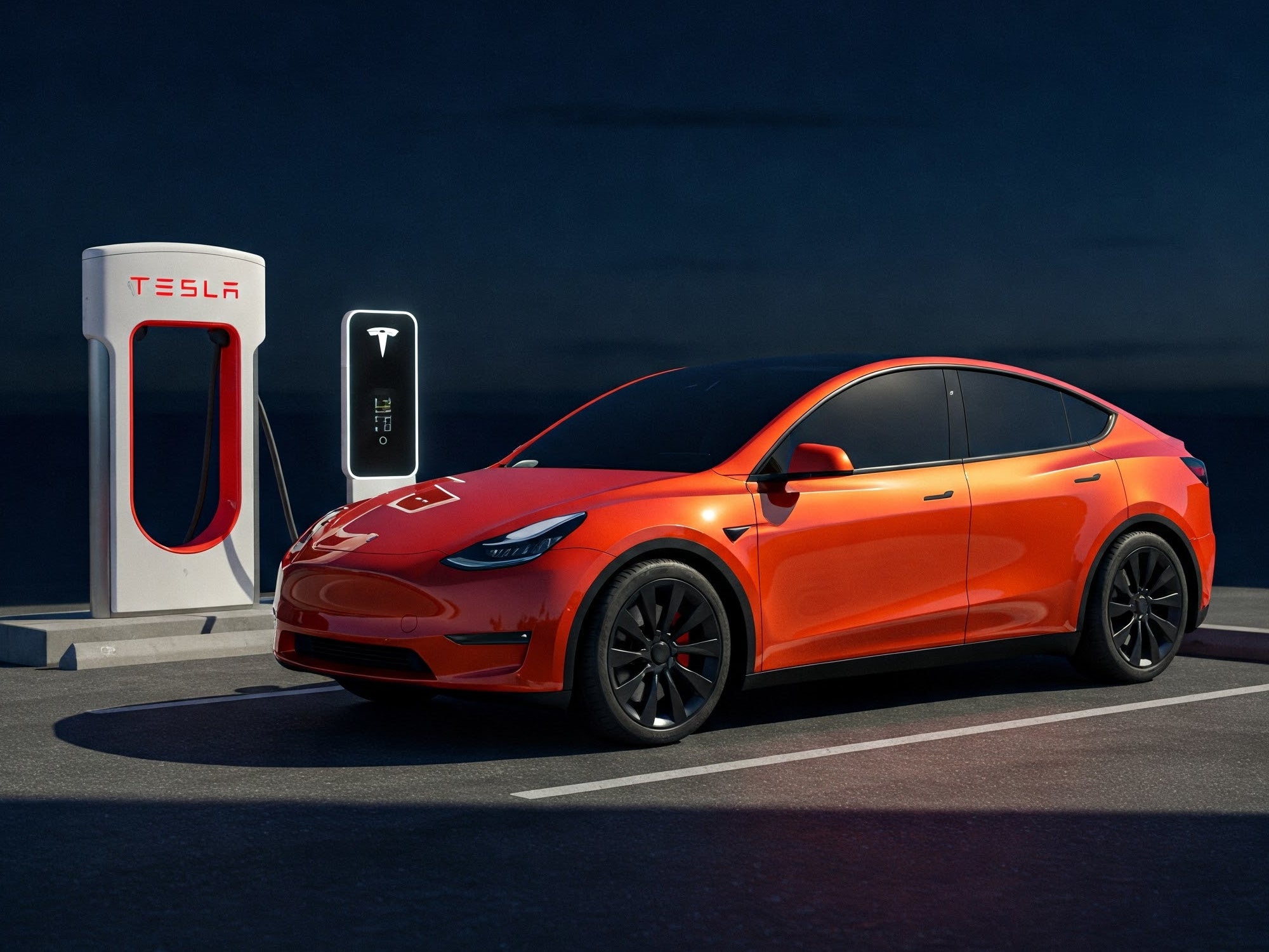 Tesla Model Y an einer Ladesäule.