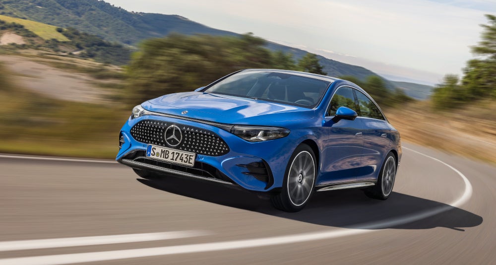 Mercedes-Benz CLA (2025) in der Frontansicht auf der Straße.