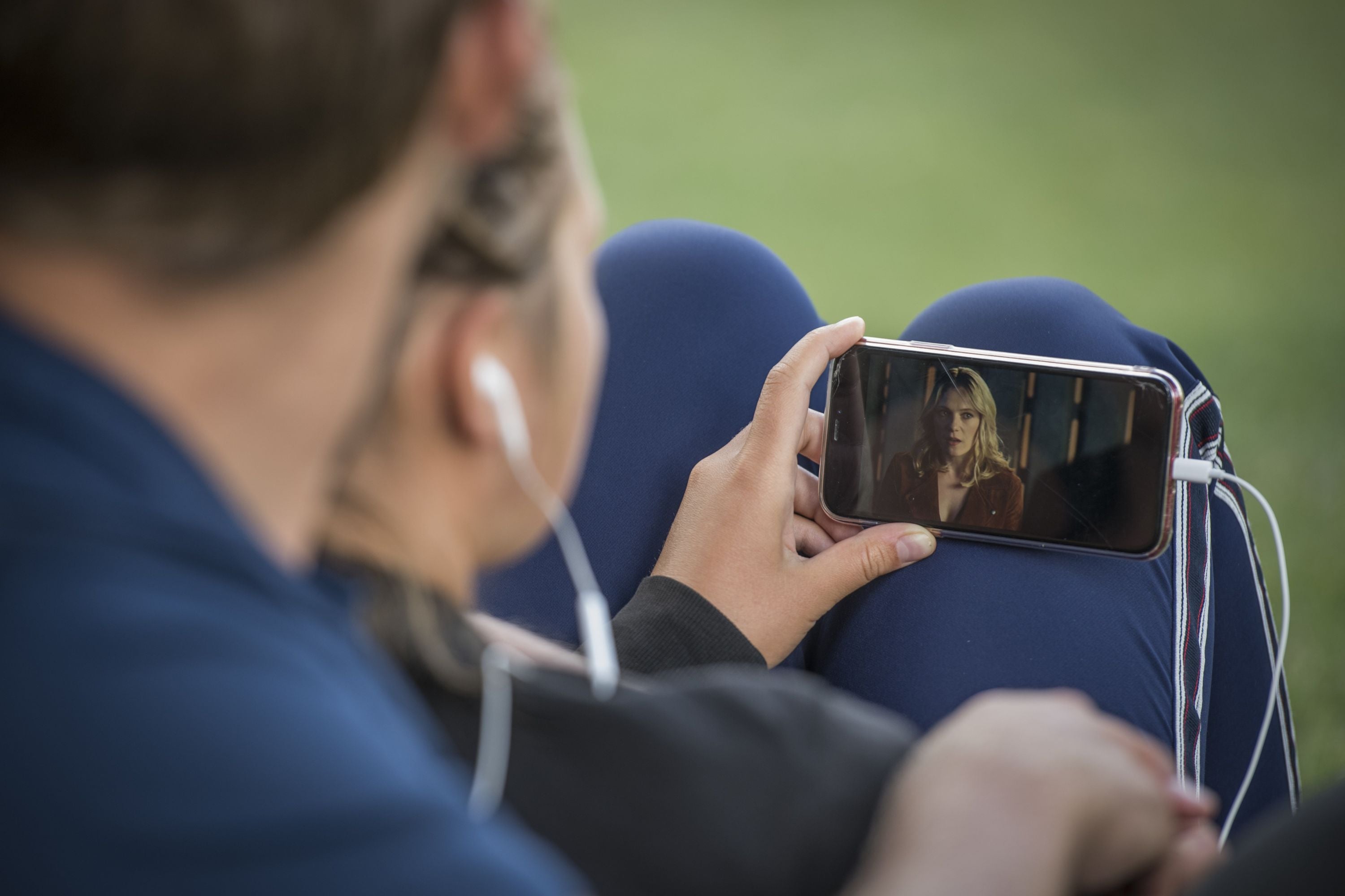 Eine Person schaut ein Video auf einem Smartphone