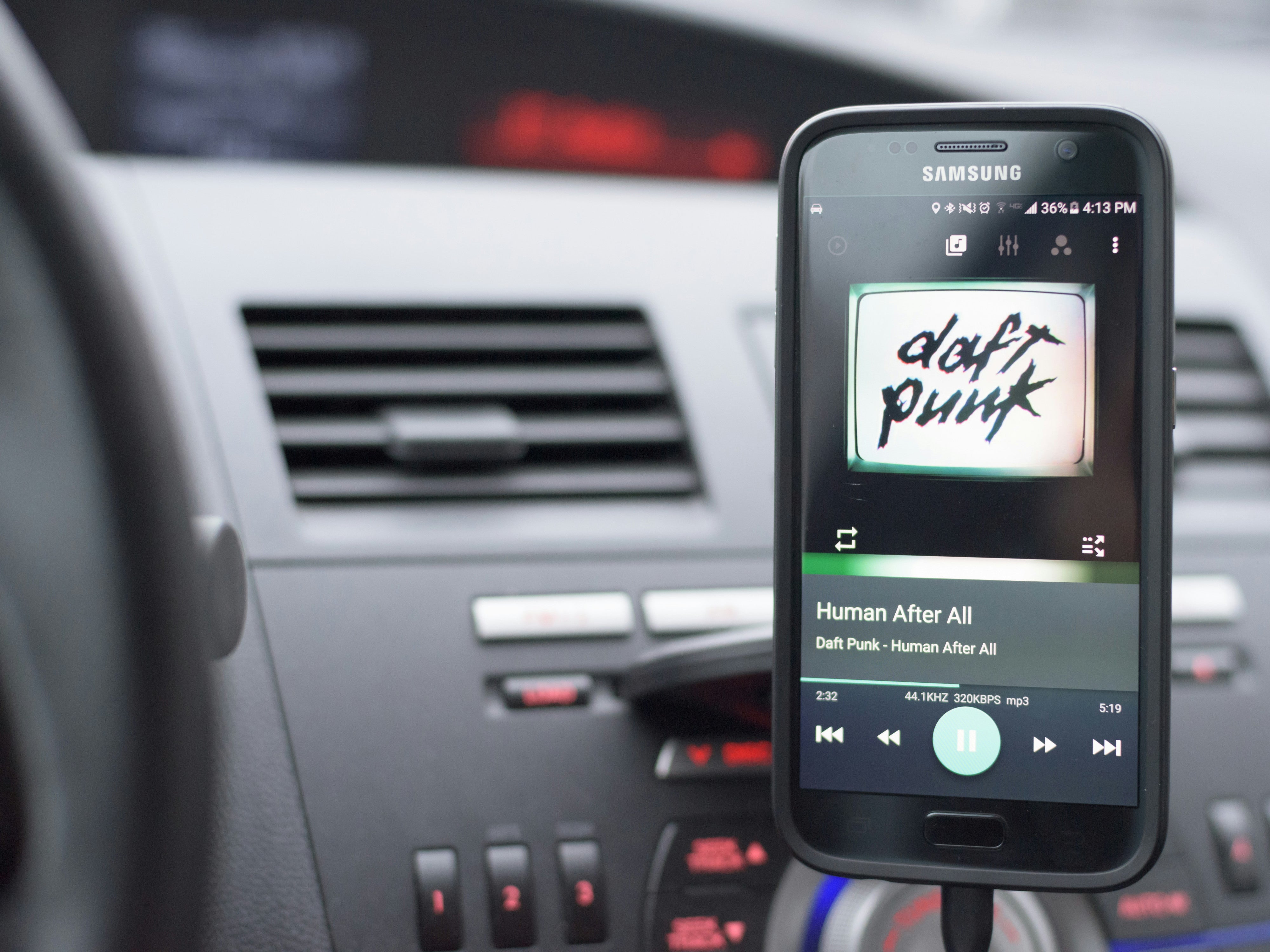 Musik beim Autofahren: Diese Lieder solltest du lieber nicht hören