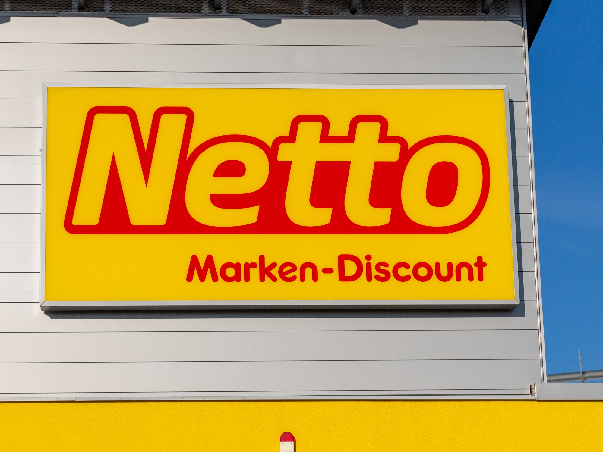 Logo von Netto Marken-Discount an einer Filiale in Passau.