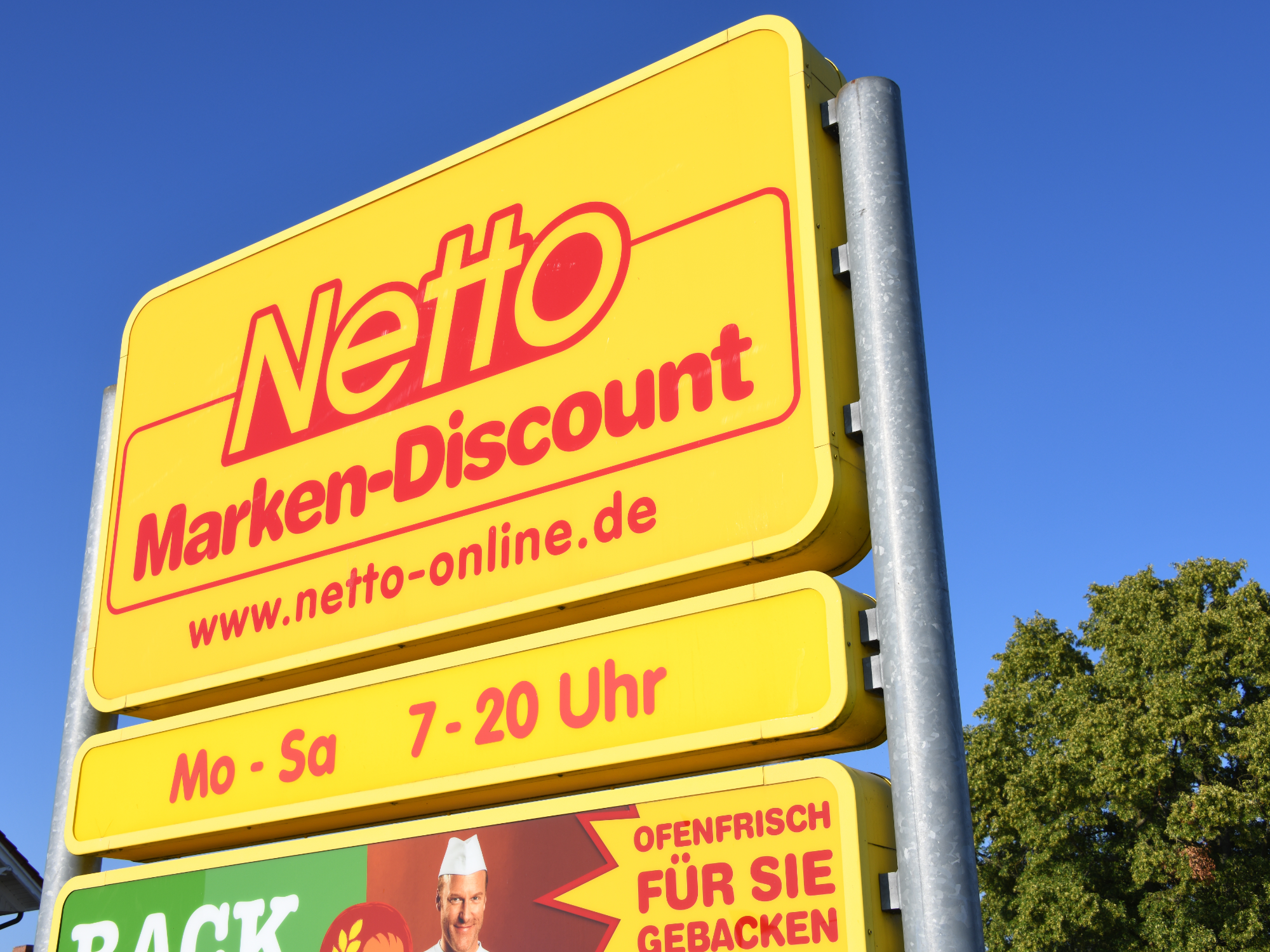 Netto Schild bei Sonnenschein