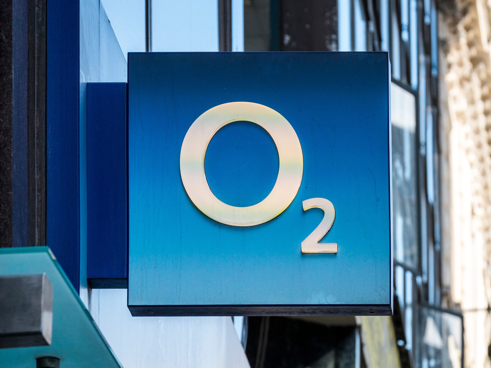 O2-Logo an einem O2-Store in London.