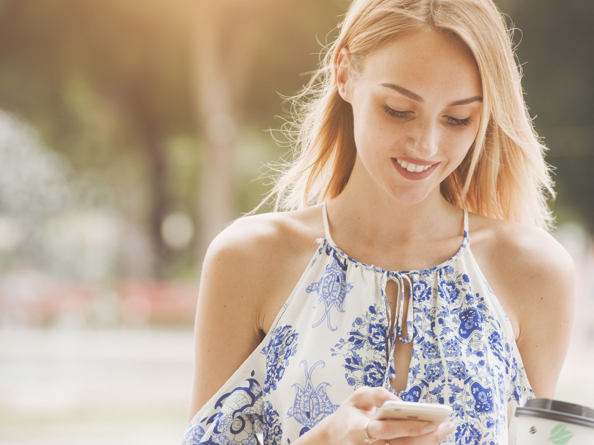 Frau nutzt ein Smartphone.