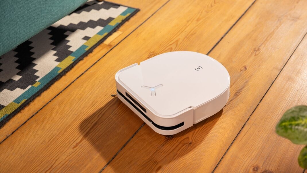 Ecovacs Deebot X5 Omni saugt den Boden