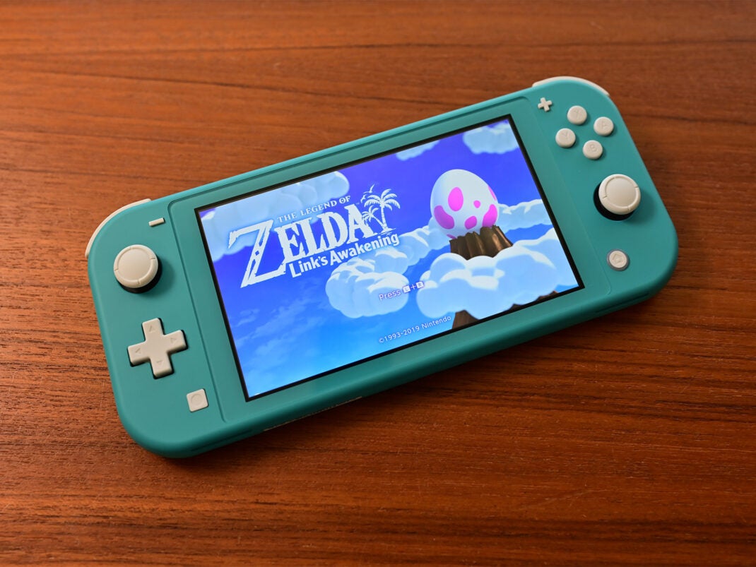 Nintendo Switch Lite auf dem das Spiel "Link's Awakening" läuft.