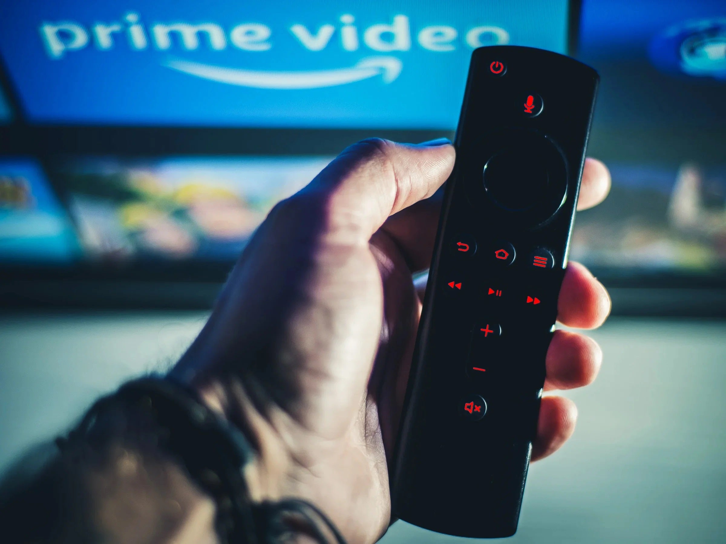 Amazon Fire TV-Stick in einer Hand