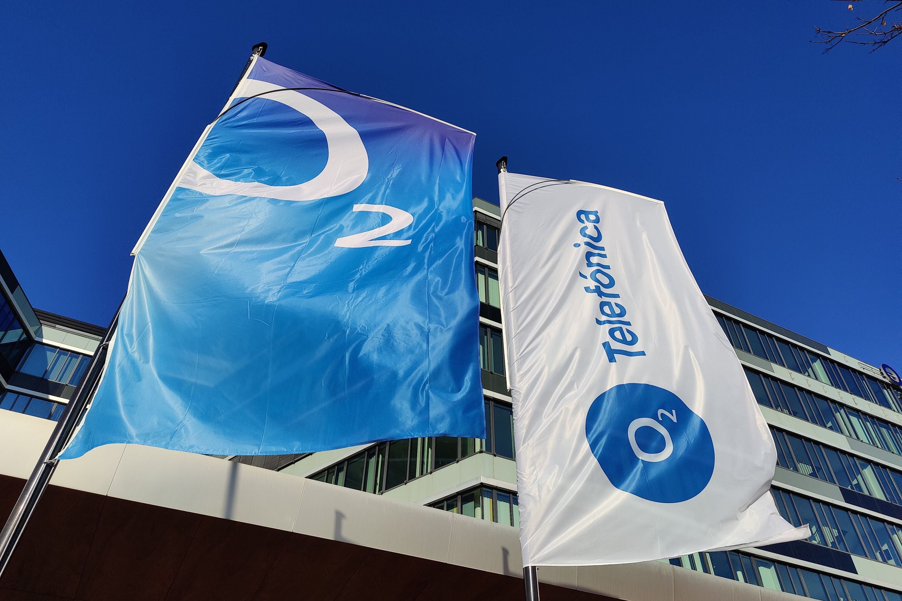 O2 Logo auf Flaggen