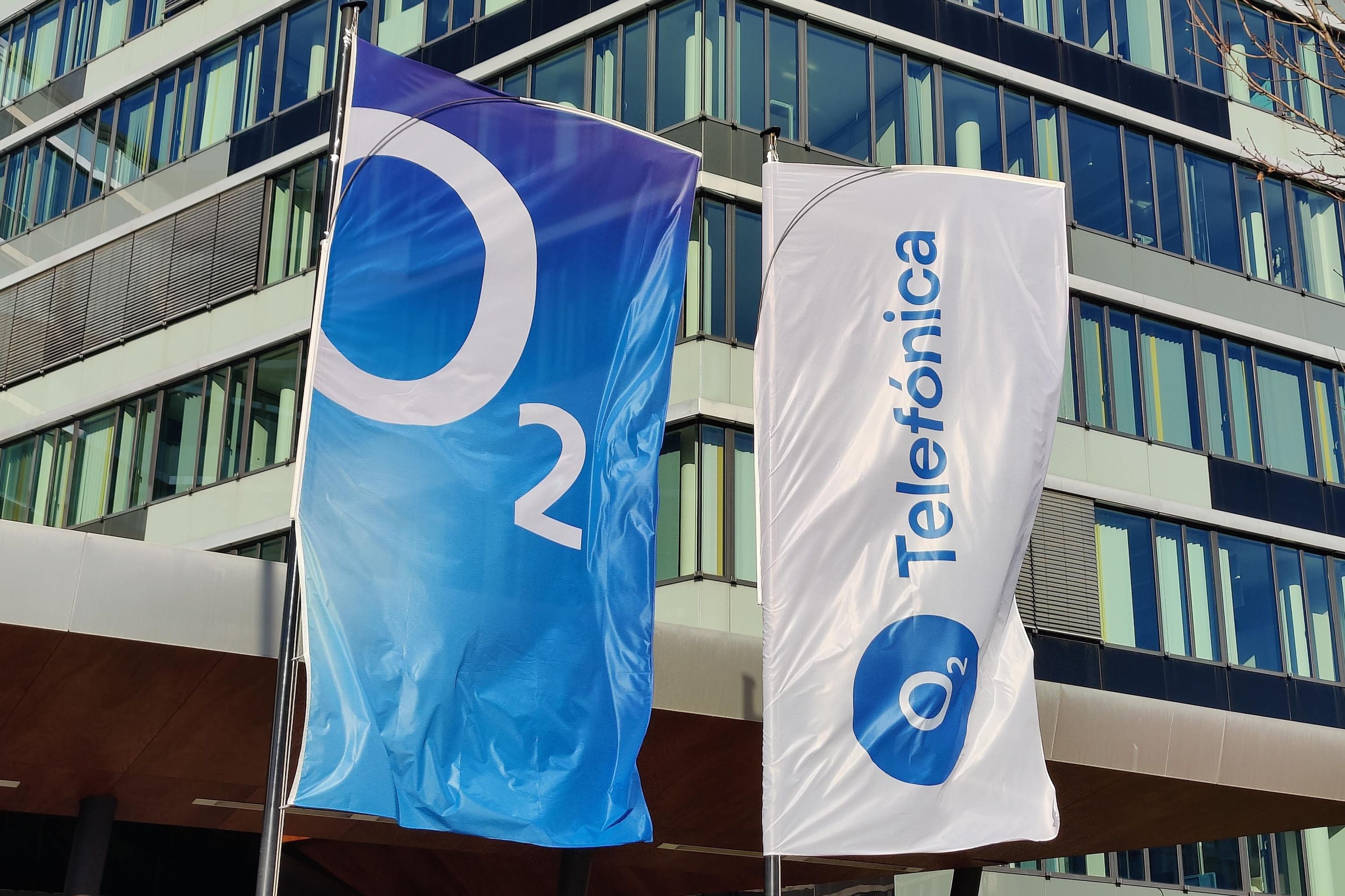 O2 Fahnen vor einem Gebäude