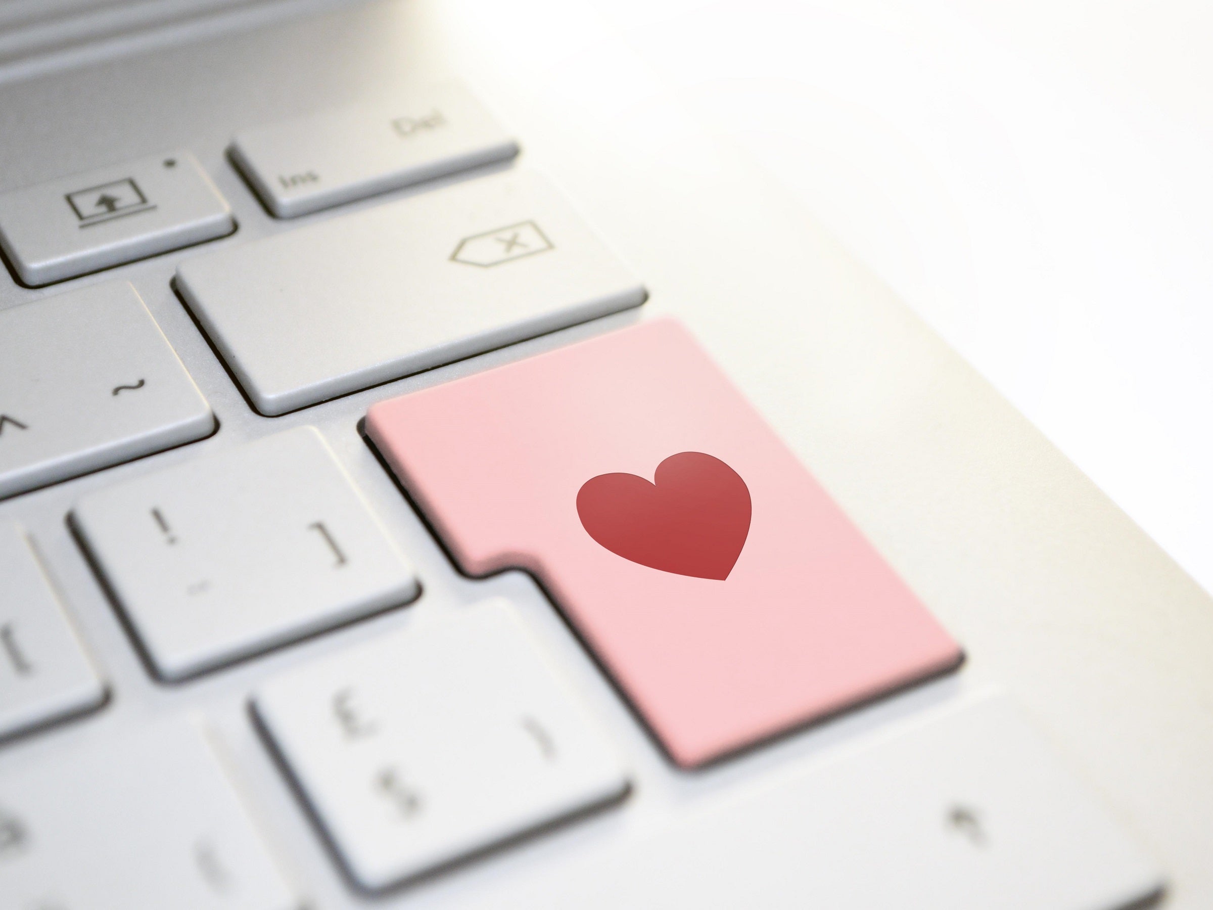 #Online-Dating: So entlarvst du bezahltes Personal