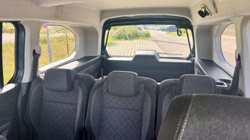 Blick vom Fahrersitz nach hinten im Opel Combo Electric (2024).