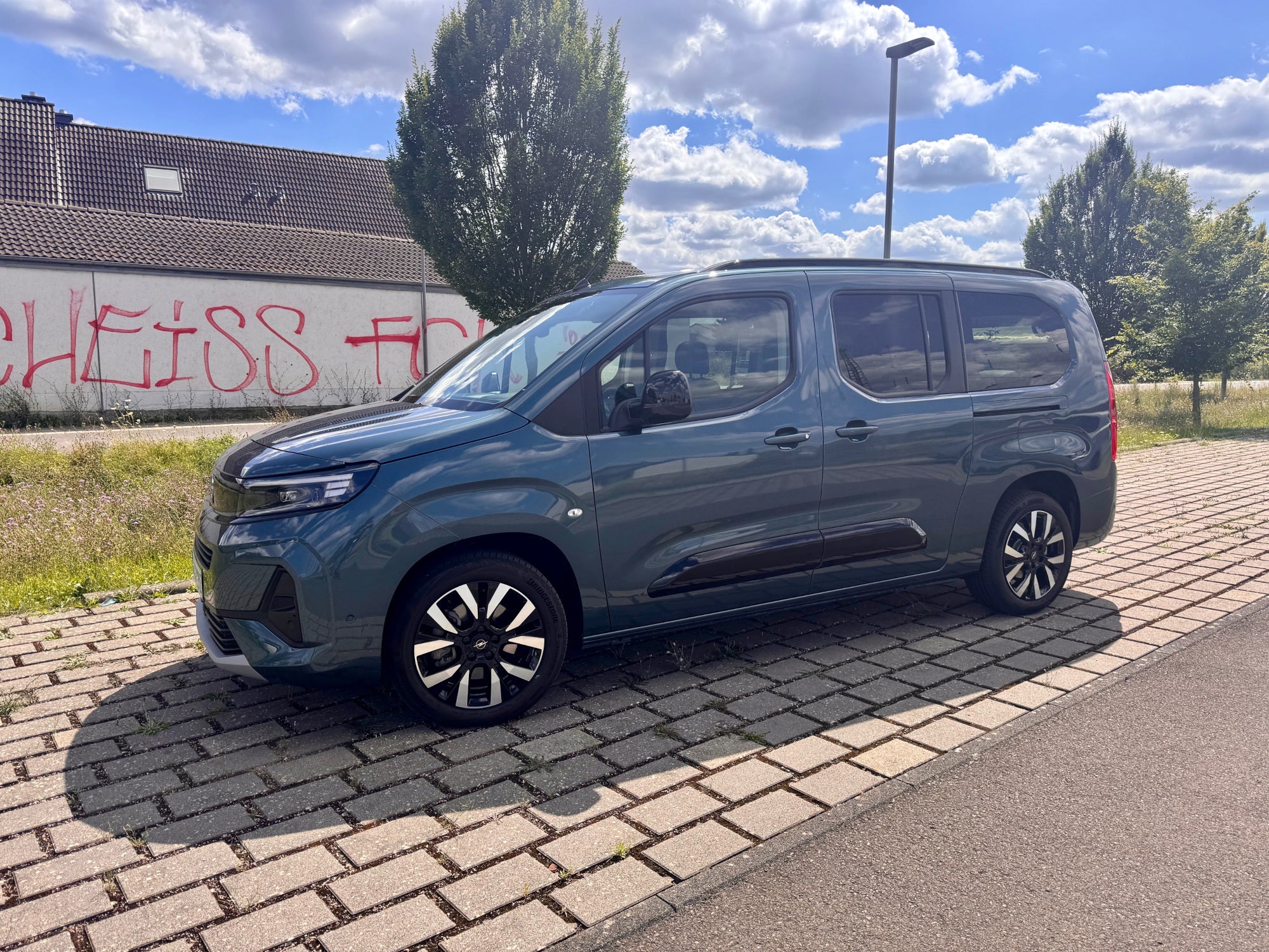 Seitenansicht des Opel Combo Electric XL (2024).