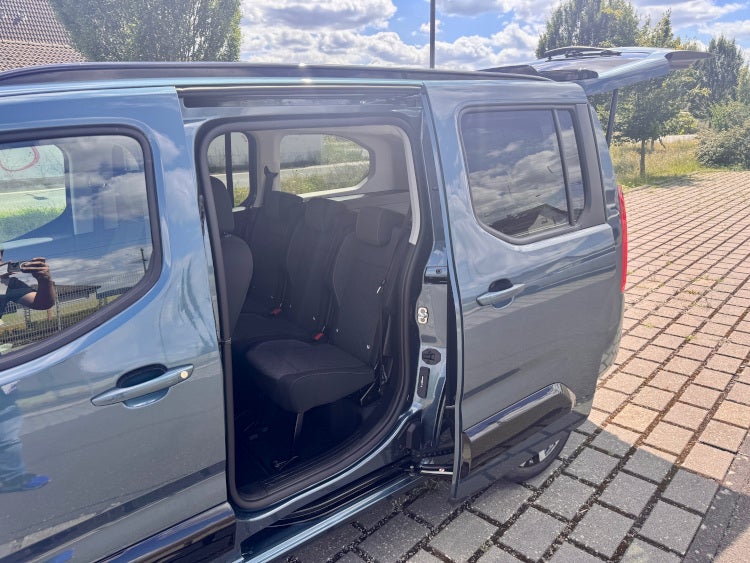 Opel Combo Electric mit geöffneter Seiten-Schiebetür.