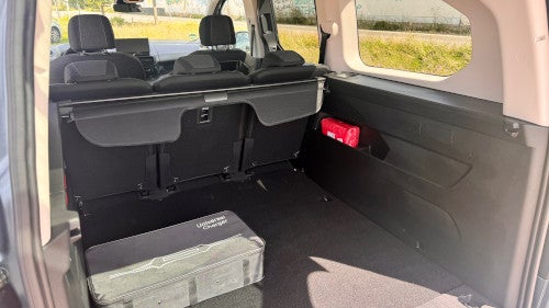 Blick in den Kofferraum im Opel Combo Electric.