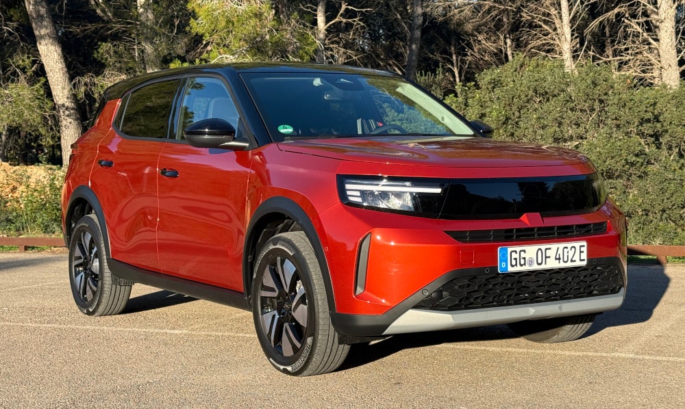 Opel Frontera Electric steht auf Mallorca in der Sonne.