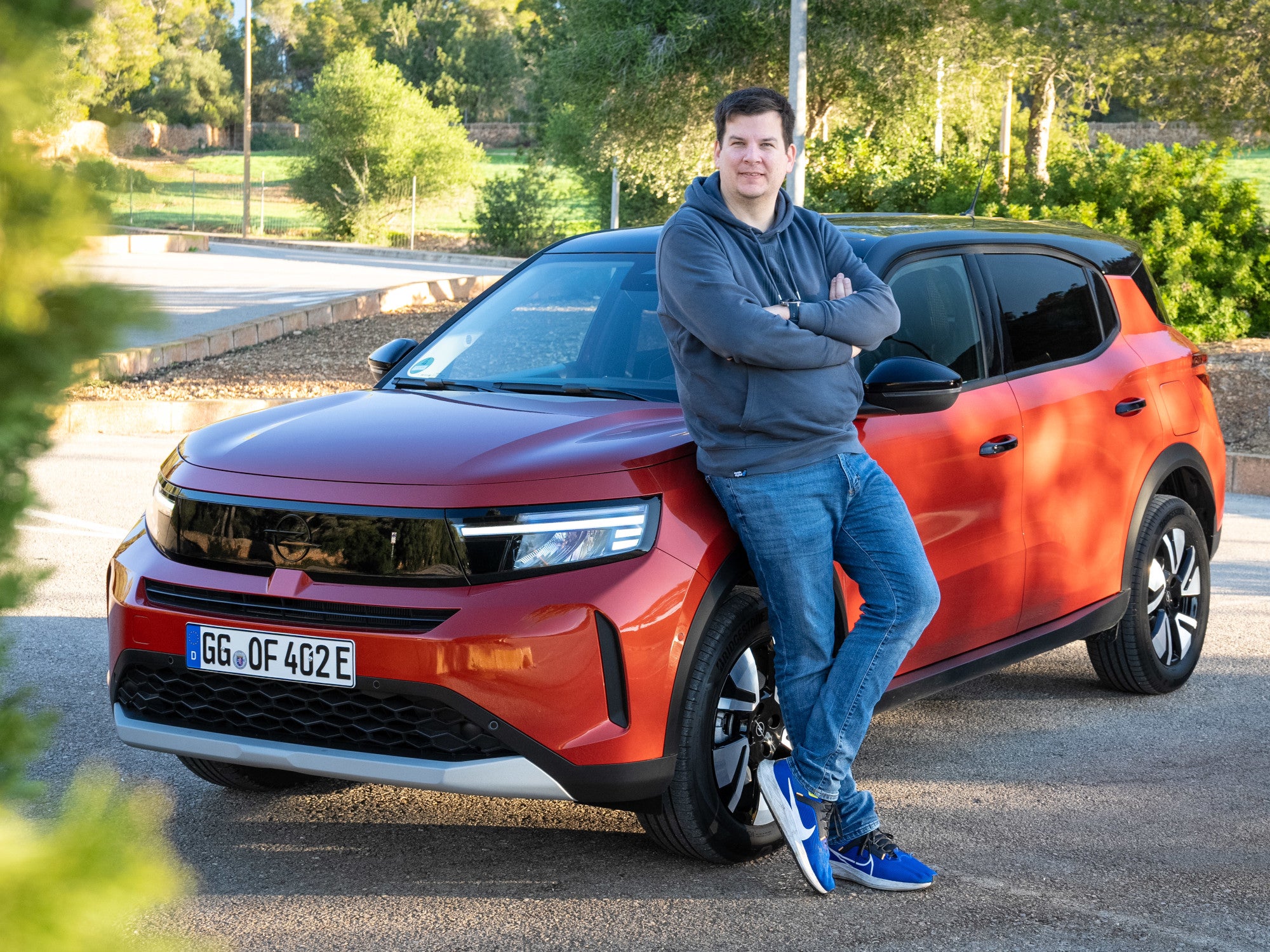 Hayo Lücke am OPel Frontera Electric auf Mallorca.