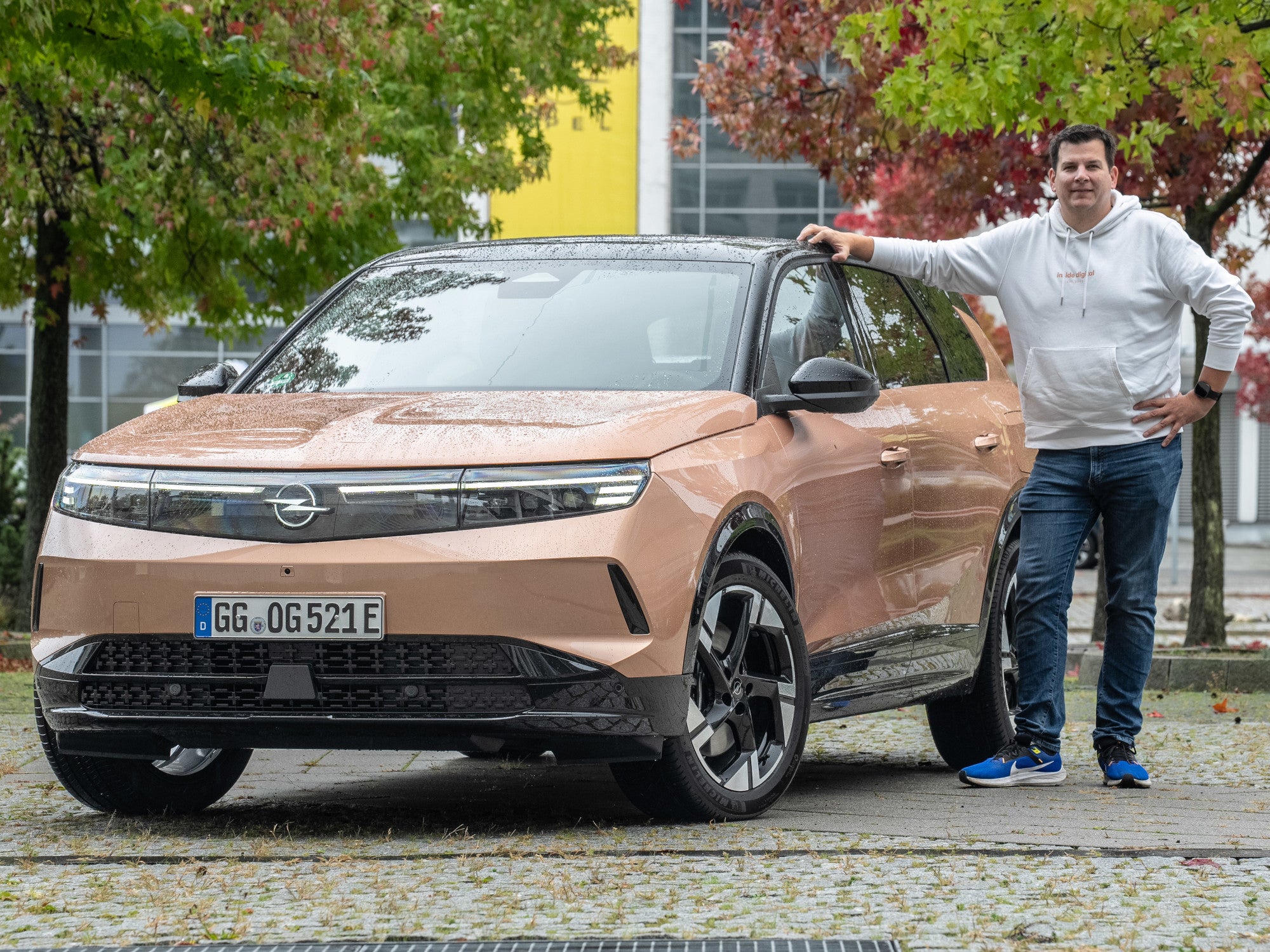 Opel Grandland in Rüsselsheim mit Hayo Lücke von inside digital daneben stehend.