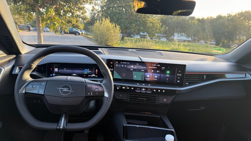 Cockpit des Opel Grandland PHEV in der GS-Ausführung.