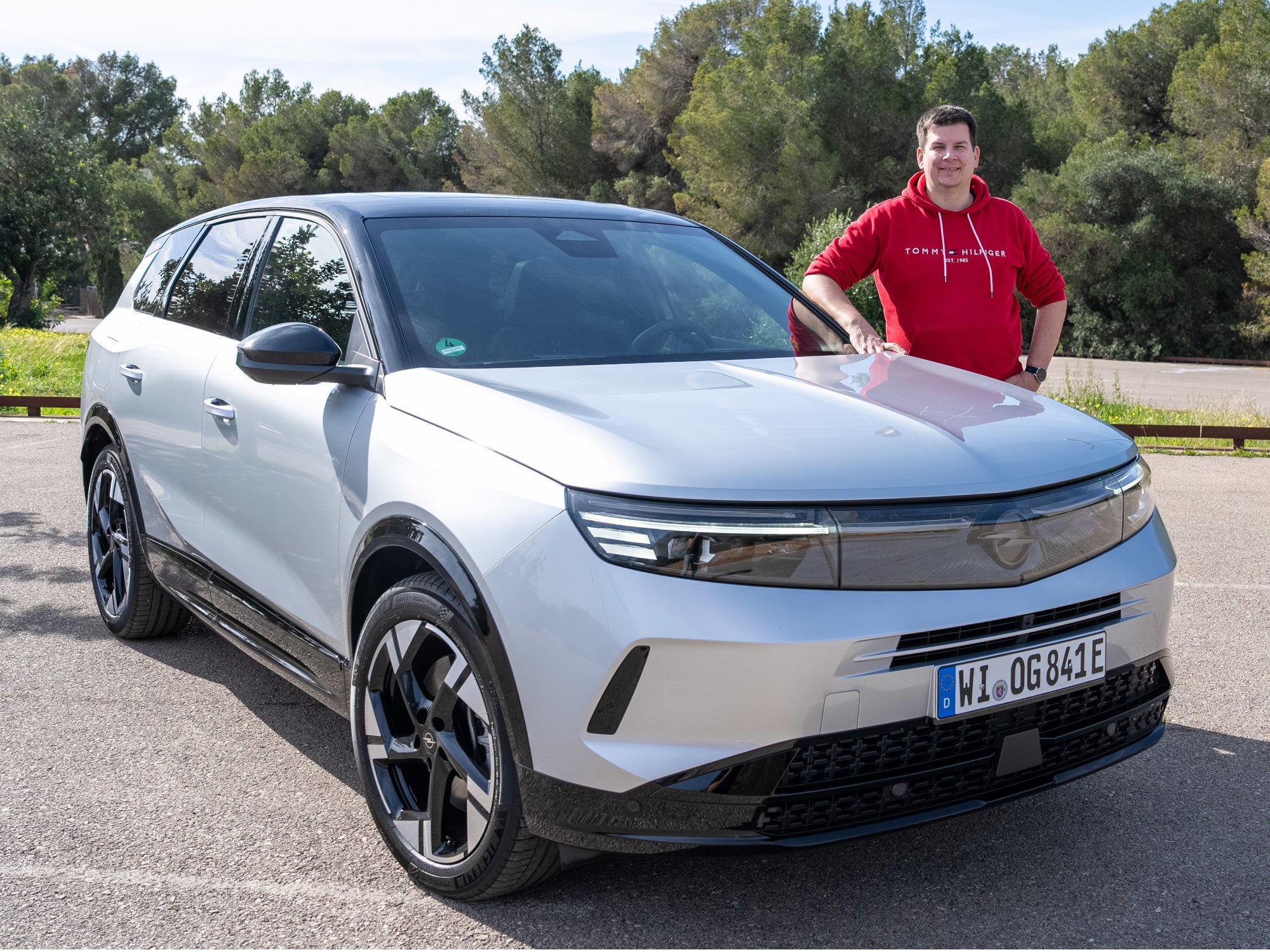 Hayo Lücke von inside digital neben dem Opel Grandland Plug-in-Hybrid während der Testfahrten auf Mallorca.