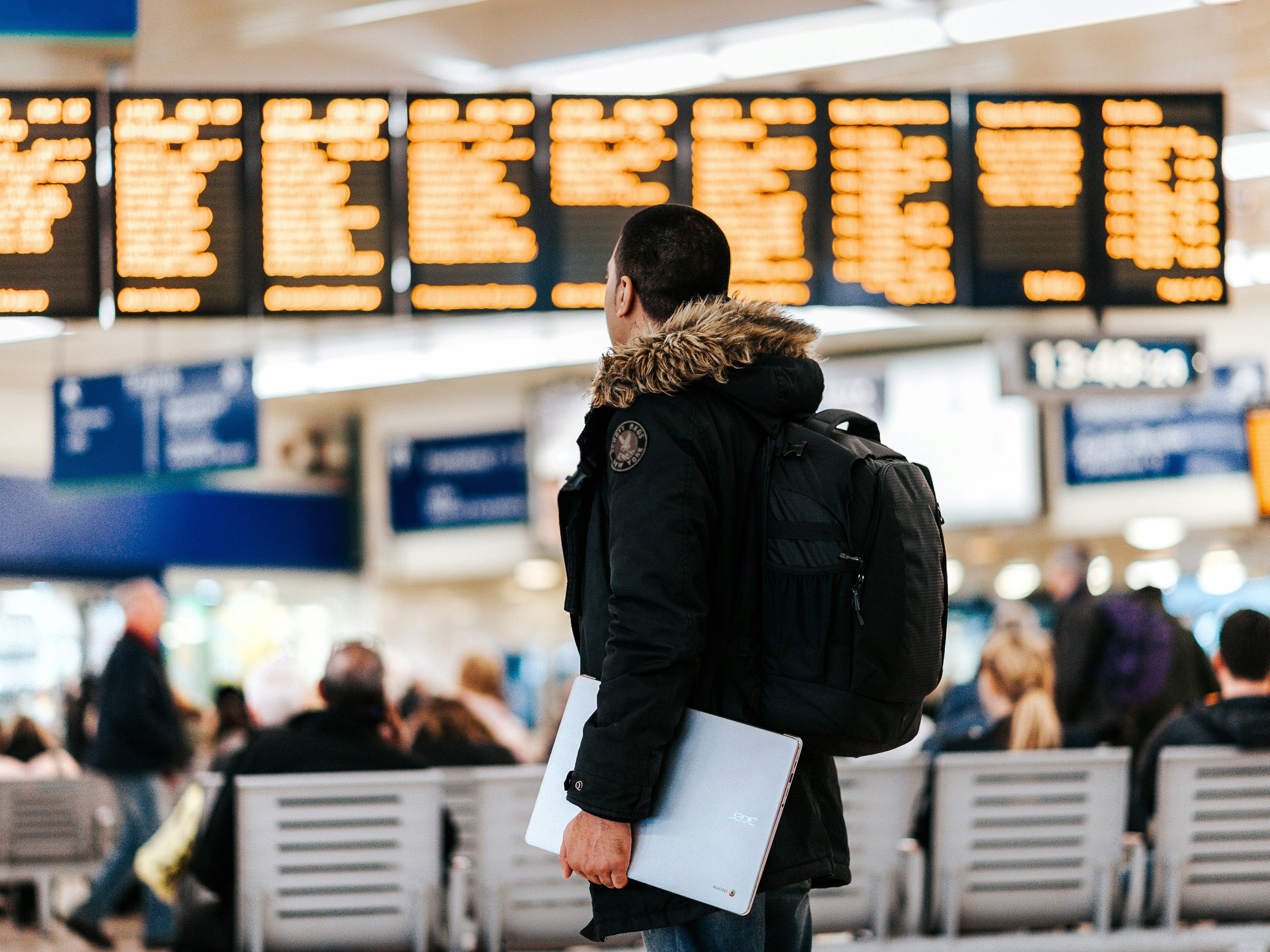 Eine Person wartet am Flughafen