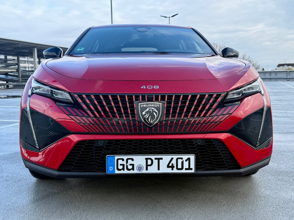 Front des Peugeot 408 Hybrid in der Nahaufnahme.