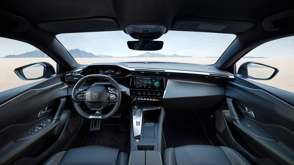 Peugeot 408 Innenraum mit Blick auf das Cockpit.