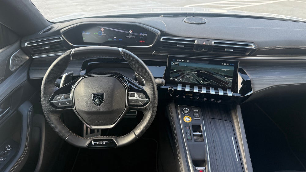 Blick in das Cockpit des Peugeot 508 SW Hybrid.