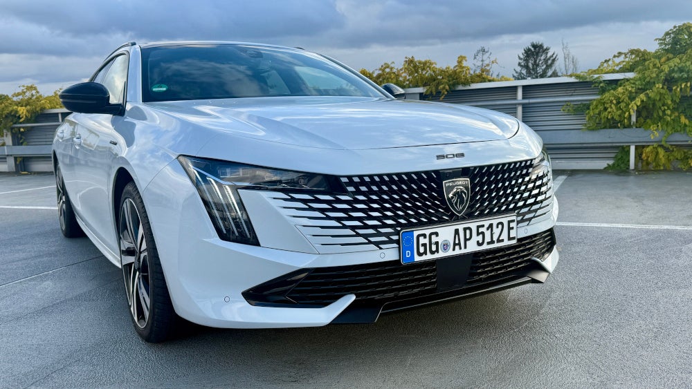 Frontansicht des Peugeot 508 SW Hybrid im Test.