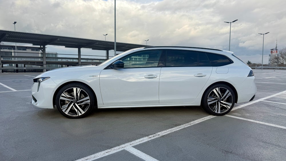 Peugeot 508 SW Hybrid in der Seitenansicht.