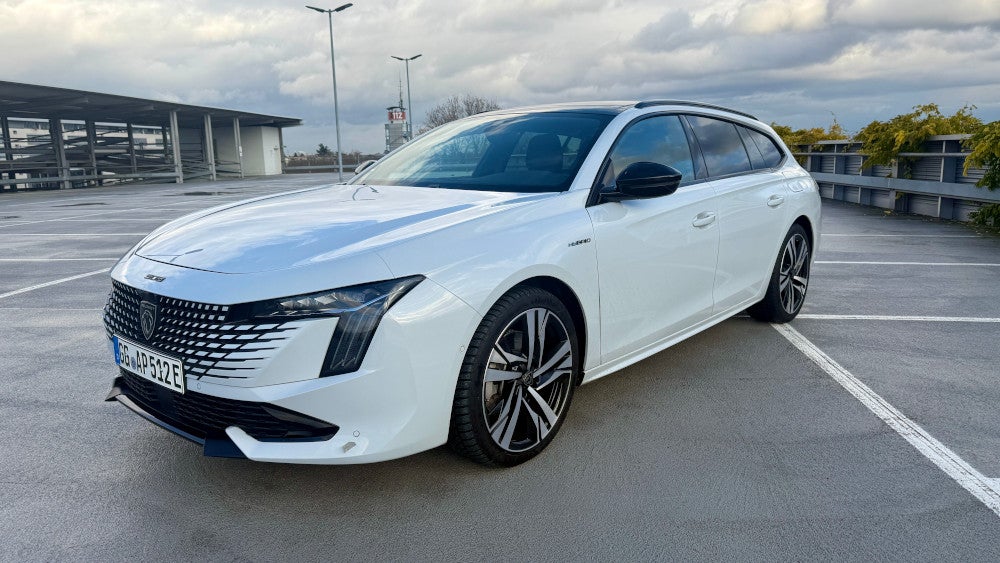 Peugeot 508 SW in der seitlichen Frontansicht.