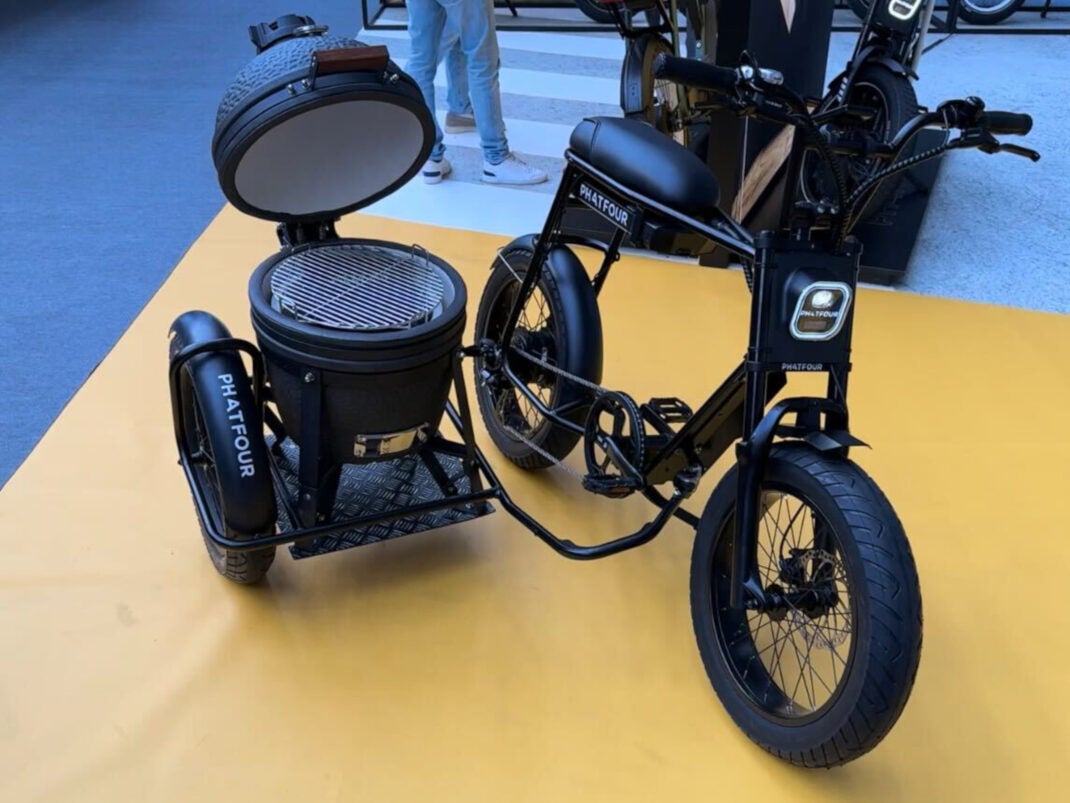 Ein Phatfour Bike mit einem Grill von "The Bastard".