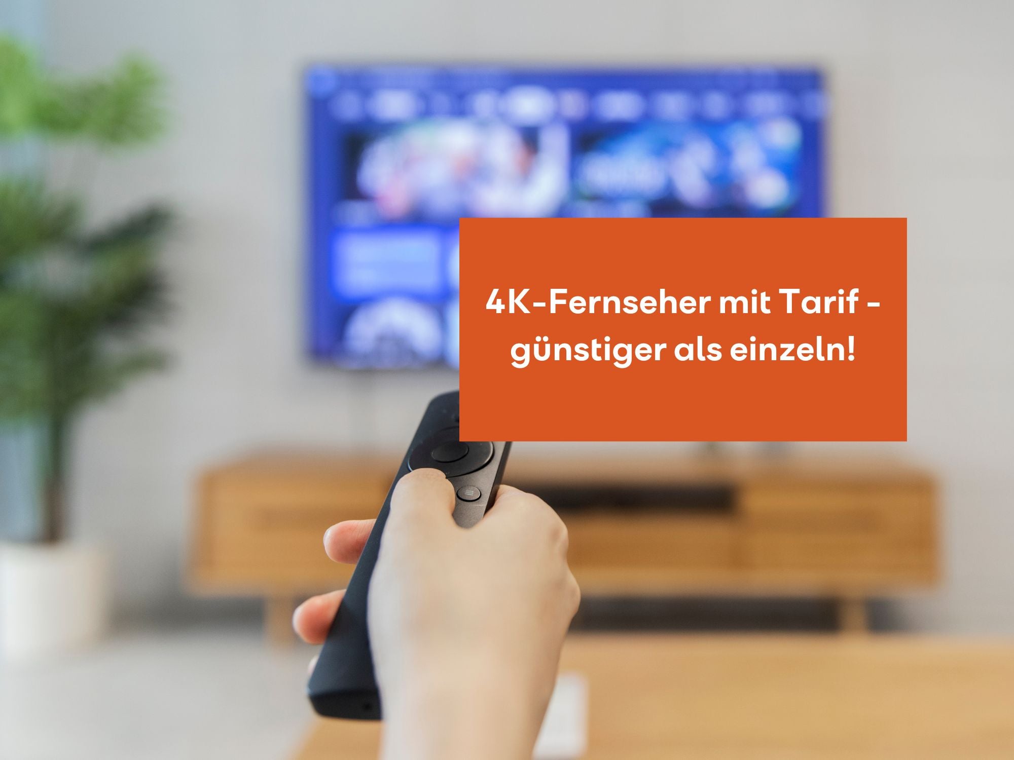 Fernseher hängt in einem minimalistisch eingerichtetem Wohnzimmer