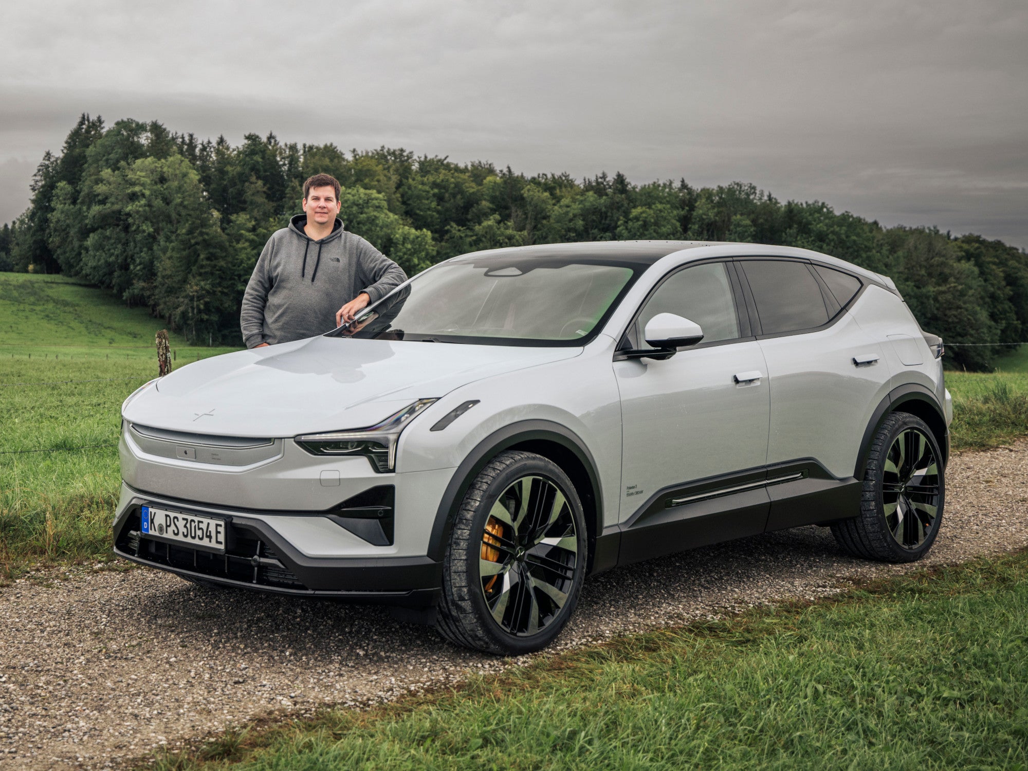 Hayo Lücke, Redakteur von inside digital, hinter dem Polestar 3 im Test.