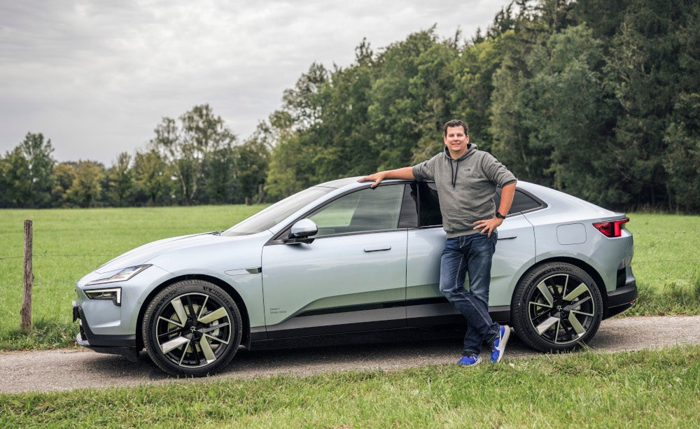 Hayo Lücke vor dem Polestar 4 im Test in Bad Tölz.