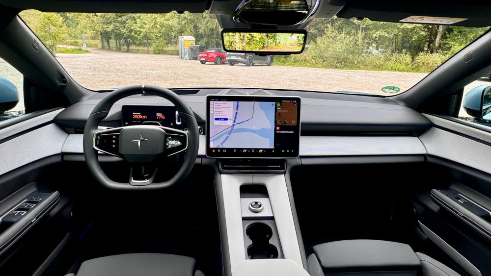 Blick auf das Cockpit des Polestar 4.